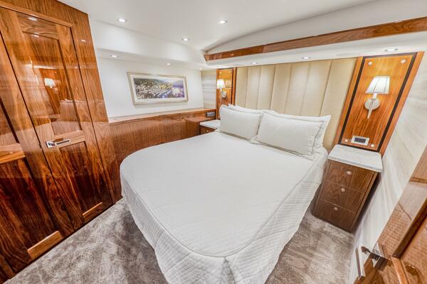 2021 Viking 92 Skybridge