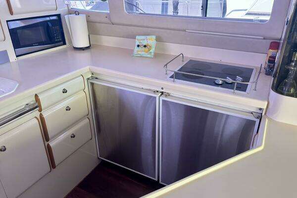 Sea Ray 550 Sedan Bridge Yacht For Sale