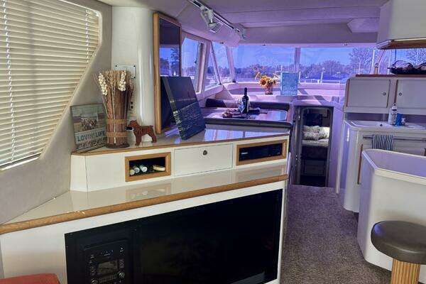 Sea Ray 550 Sedan Bridge Yacht For Sale