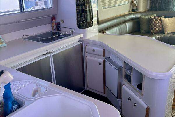 Sea Ray 550 Sedan Bridge Yacht For Sale