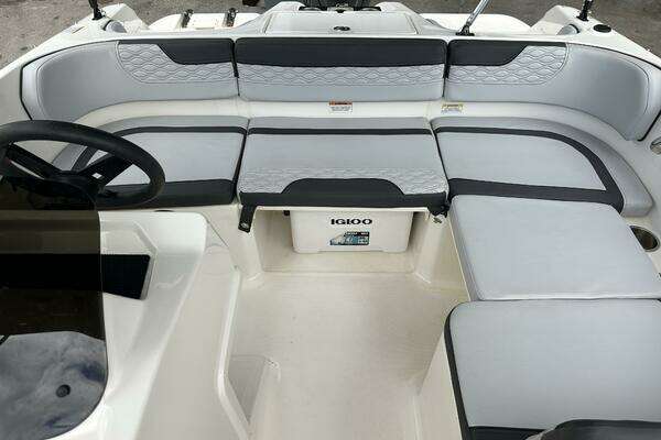 Photo of the 2023 Bayliner M17