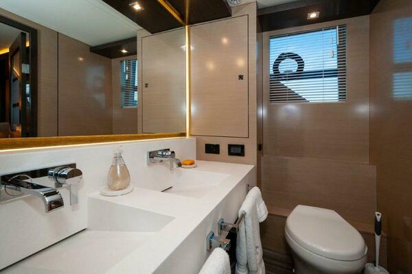After Five 60ft Cruisers Yachts Yacht For Sale