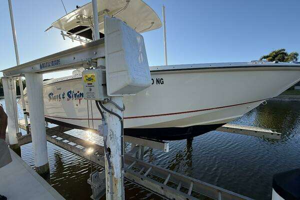 Photo of the 2006 Boston Whaler 240 Outrage "Stars & Stripes"