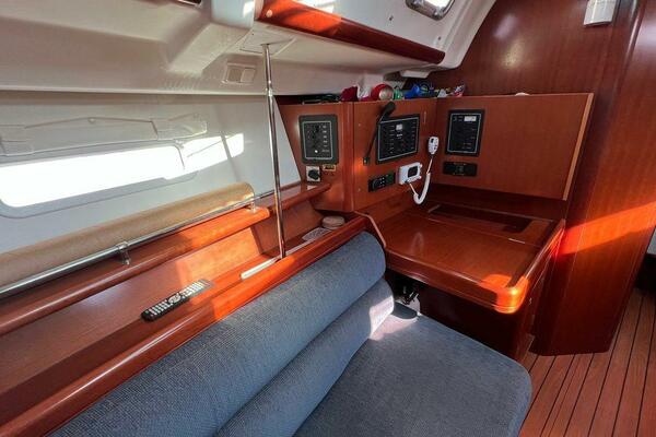 Attitude Indicator 36ft Beneteau Yacht For Sale