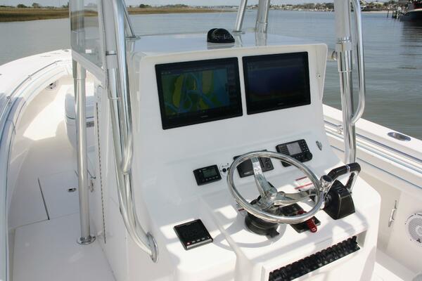 32 Contender 32ST- Helm