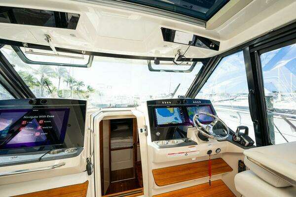 2023 Boston Whaler 40