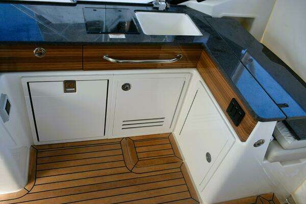 Boston Whaler 405 Conquest Yacht For Sale