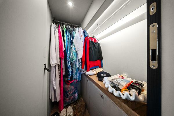2025 Absolute 48 Navetta - Stateroom Closet
