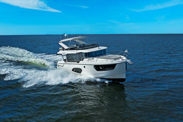 2025 Absolute 48 Navetta - Profile