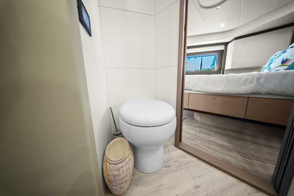 2025 Absolute 48 Navetta - Head