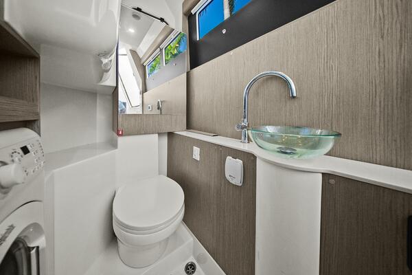 2025 Absolute 48 Navetta - Head