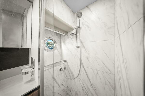 2025 Absolute 48 Navetta - Head