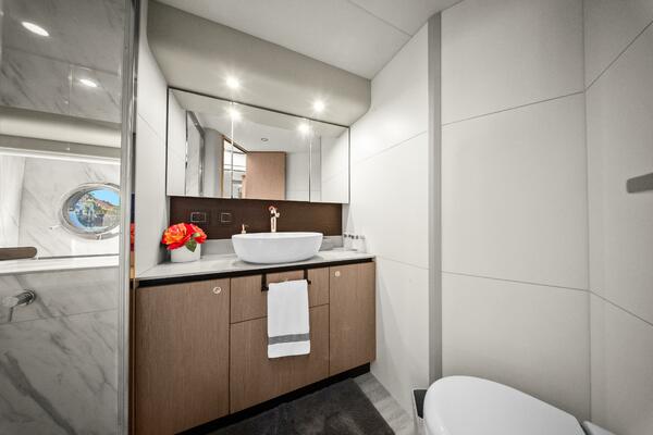 2025 Absolute 48 Navetta - Head