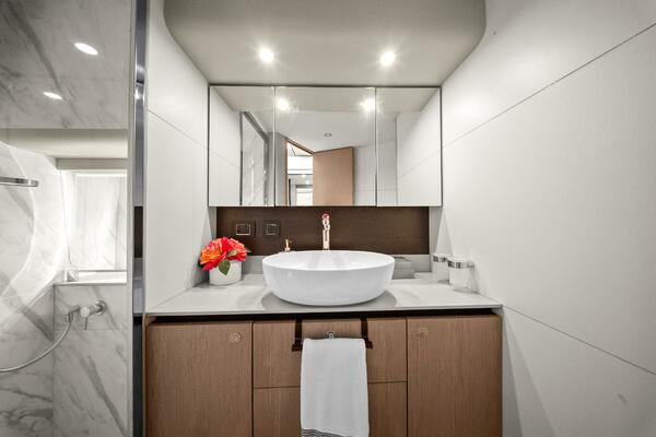 2025 Absolute 48 Navetta - Head