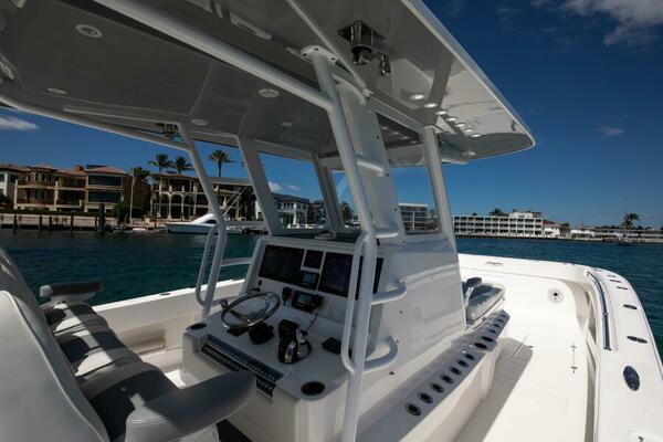 Invincible 35 Emanon - Exterior Helm