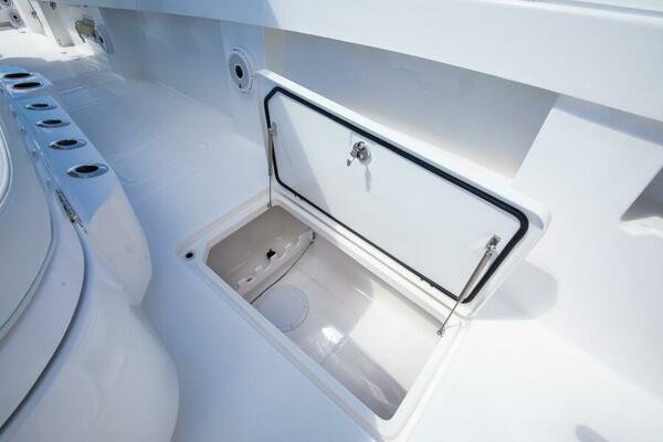 Invincible 35 Emanon - Exterior Cockpit