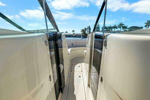 Chris-Craft Launch 35 GT OB Yacht For Sale