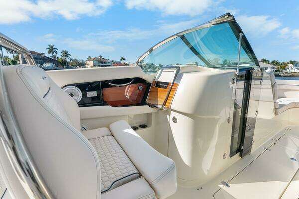 Chris-Craft Launch 35 GT OB Yacht For Sale