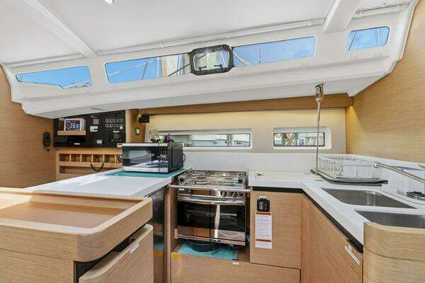 Jeanneau 440 Yacht For Sale