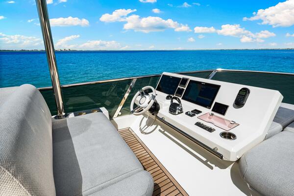 2019 Prestige 630 Flybridge - Flybridge Helm