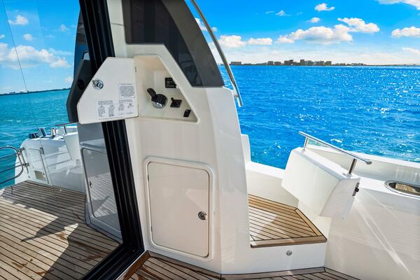 2019 Prestige 630 Flybridge - Starboard Controller 