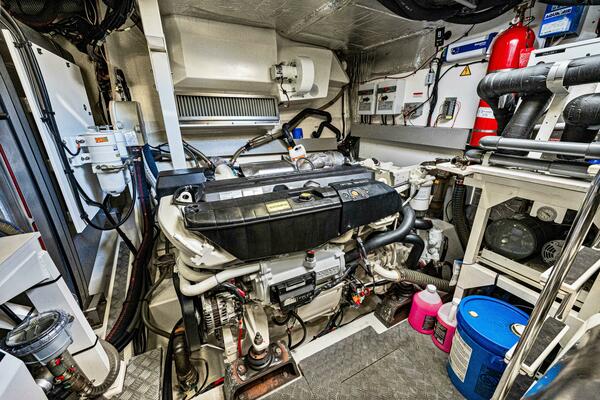 2019 Prestige 630 Flybridge - Engine Room