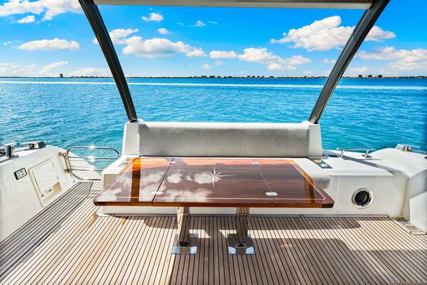 2019 Prestige 630 Flybridge - 2019 Prestige 630 Flybridge - Stern Seating