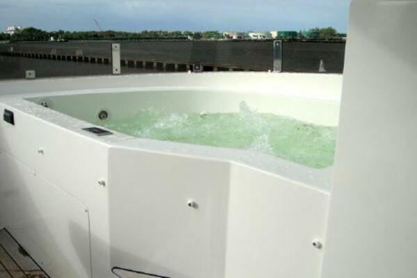 WHISTLE 76ft Lazzara Yachts Yacht For Sale