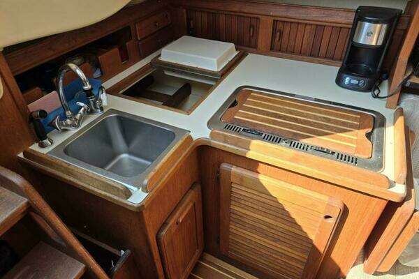 Photo of the 1988 Island Packet 27