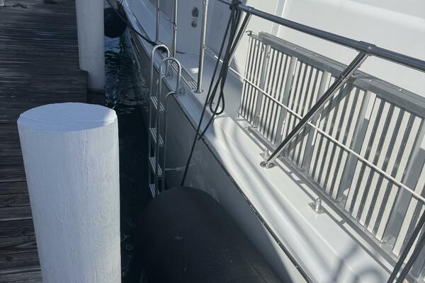 ISLAND DANCER 75ft Hatteras Yacht For Sale