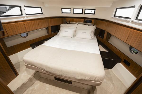 42ft Greenline Yacht For Sale