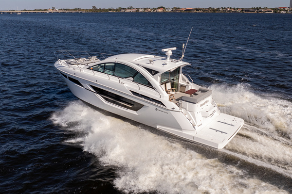 2020 Cruisers Yachts 50