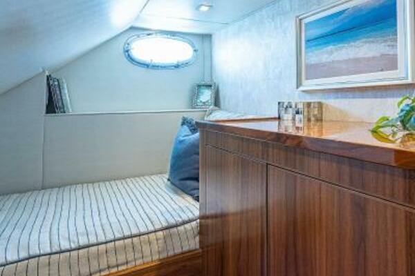 Viking 75 MIRAGE - Crew Quarters