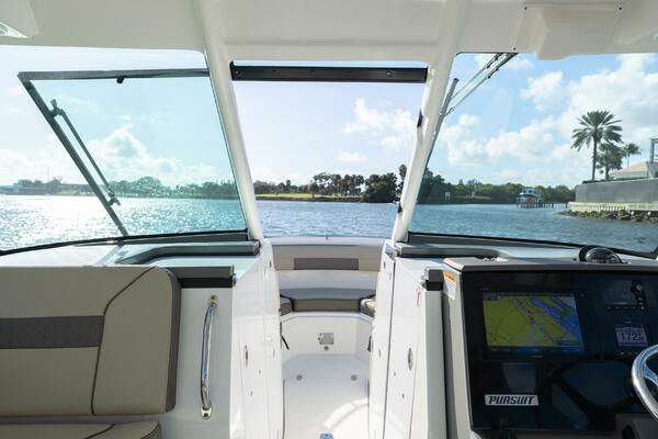 Pursuit 24 JOYSEA -  Helm Area