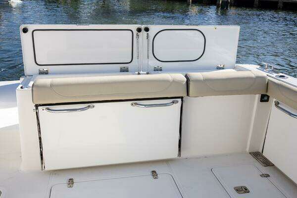 Pursuit DC 325 Dual Console Yacht For Sale