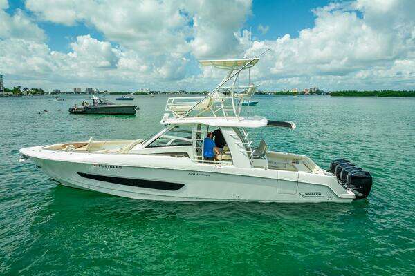 Boston Whaler  Yacht For Sale