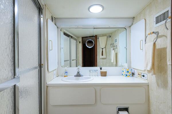 Hatteras 63 - Phantom - Head