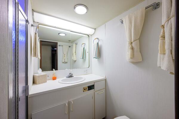 Hatteras 63 - Phantom - Head