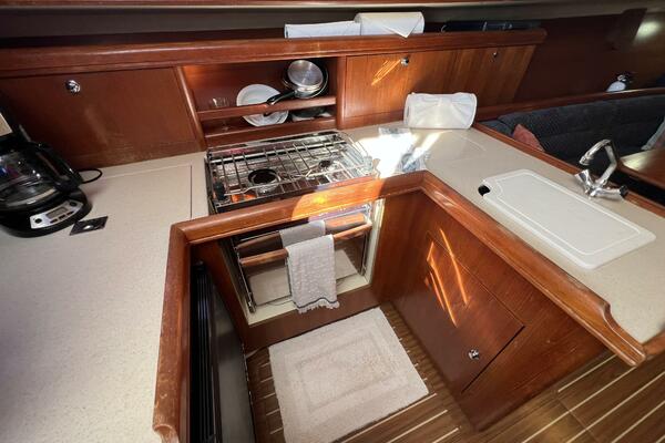 Nowhere Boat 33ft Hunter Yacht For Sale