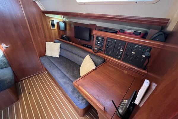Nowhere Boat 33ft Hunter Yacht For Sale