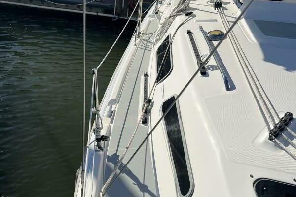 Nowhere Boat 33ft Hunter Yacht For Sale