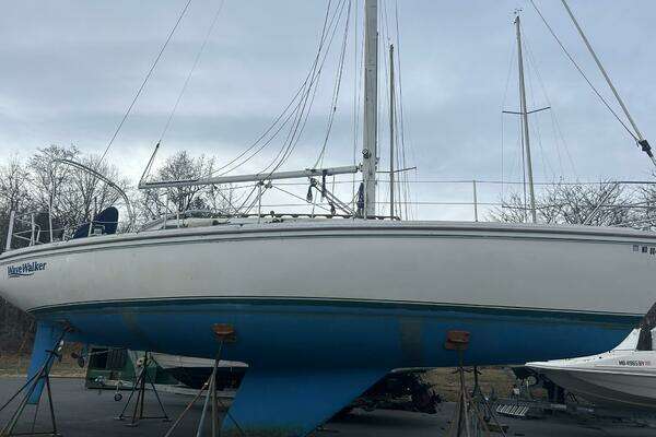 Photo of the 1985 Catalina 36 Tall Rig "Wave Walker"