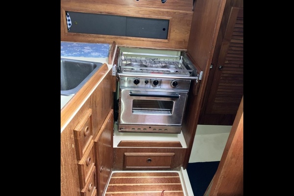 33ft Pearson Yacht For Sale