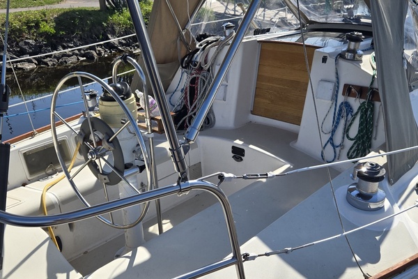 33ft Pearson Yacht For Sale