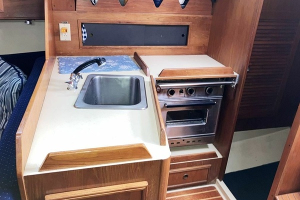 33ft Pearson Yacht For Sale