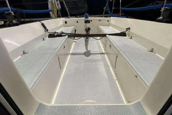 33ft J Boats Yacht For Sale