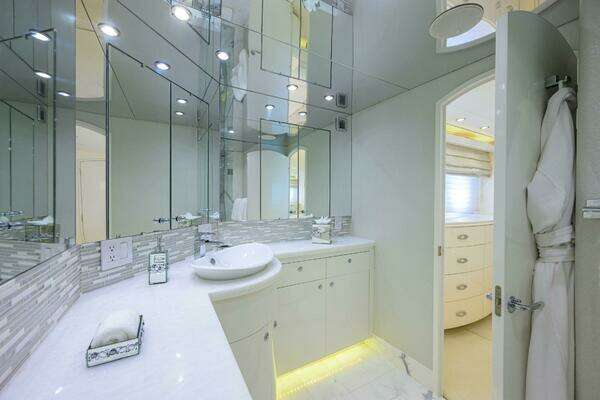 Hatteras HATTERAS 80 Yacht For Sale