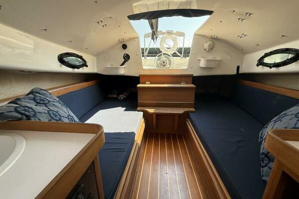 Horizon Cat cabin looking aft