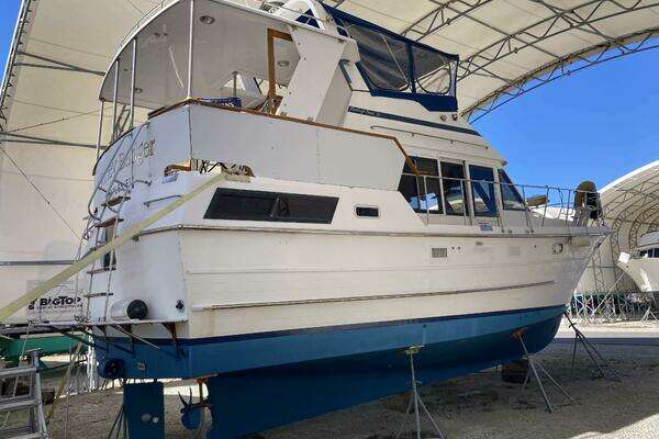Photo of the 1986 Heritage East Sundeck 36 "Honey Badger"