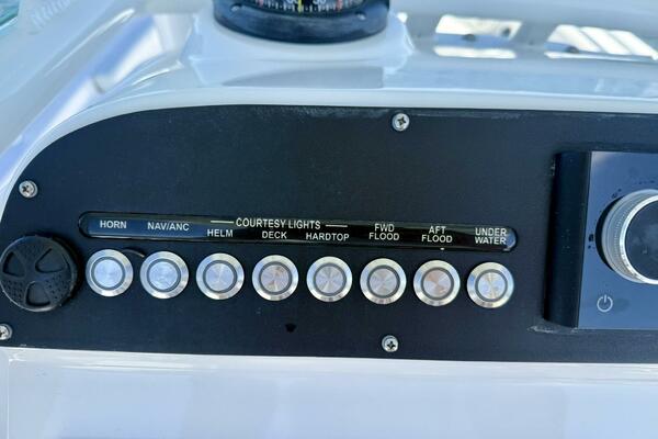 2020 Everglades 243 CC - Helm/Electronics 